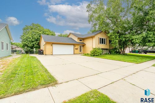 316 W Evergreen Dr, Brandon, SD, 57005-2130 | Card Image