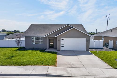 102 Olivera Street, Grandview, WA, 98930 | Card Image