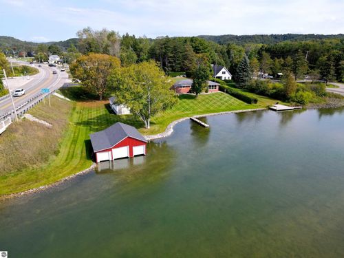 92 E Philip St, Lake Leelanau, MI, 49653-8710 | Card Image