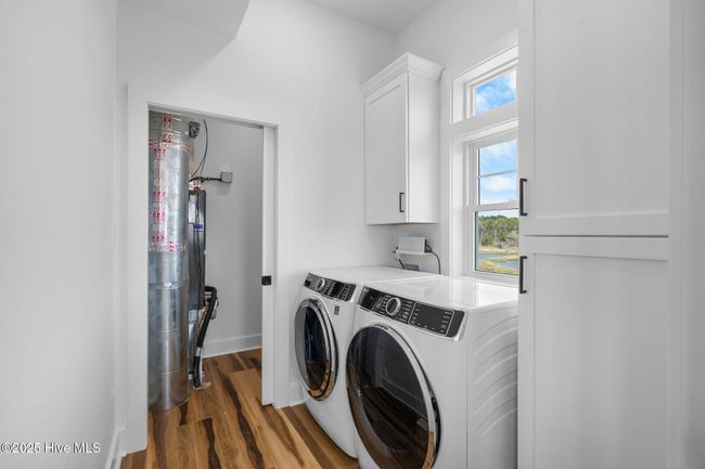 Laundry room looking into Pantry/Utility Room | Image 48