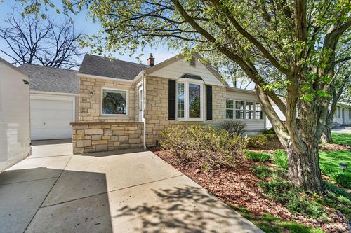 13707 W Forest Dr, New Berlin, WI, 53151 | Card Image