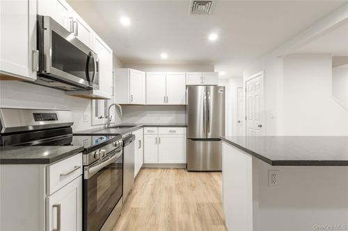 10 Overbrook St, Riverhead, NY, 11901-1000 | Card Image