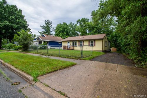 68 N Astor St, Pontiac, MI, 48342-2916 | Card Image