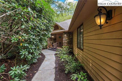 233 Dugger Dr, Banner Elk, NC, 28604-7391 | Card Image