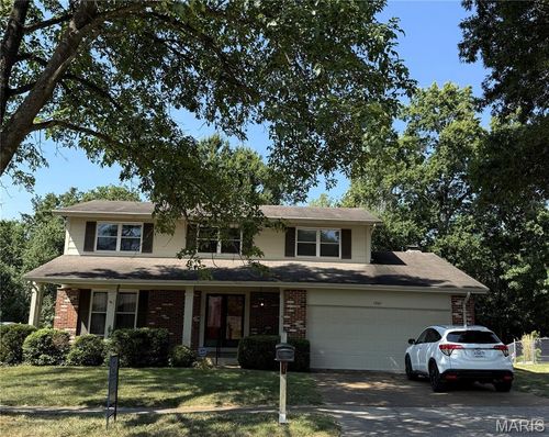 1061 Summer Tree Dr, Ballwin, MO, 63011-4273 | Card Image