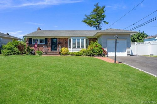 4 Balsam Ln, Commack, NY, 11725-2415 | Card Image