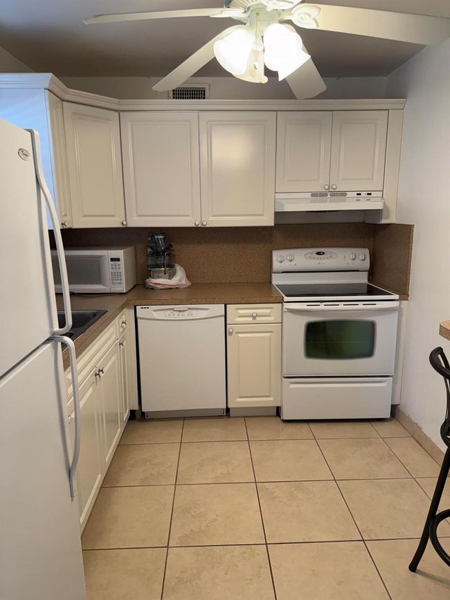 APT-113 - 721 Lori Dr, Condo with 1 bedrooms, 2 bathrooms and null parking in Palm Springs FL | Image 9