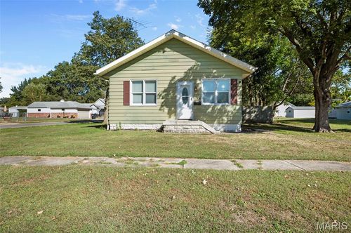 305 W Wilson Ave, Gillespie, IL, 62033-1860 | Card Image