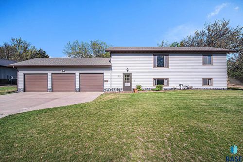 805 College Ave N, Wessington Springs, SD, 57382-2012 | Card Image