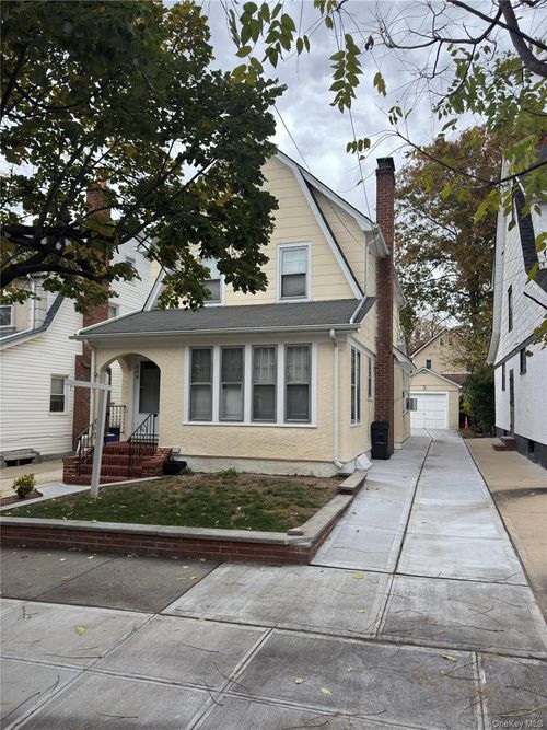 109 200th St, Saint Albans, NY, 11412-1223 | Card Image