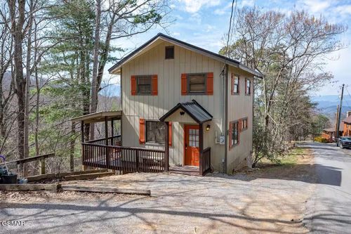 1712 Silver Poplar Ln, Sevierville, TN, 37876-8950 | Card Image