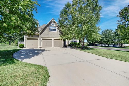 19480 W 207th Ter, Spring Hill, KS, 66083-7552 | Card Image