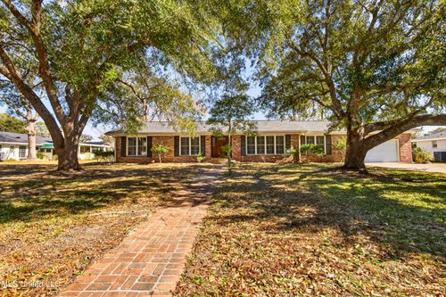 25 Bayou View Dr, Gulfport, MS, 39507-4045 | Card Image