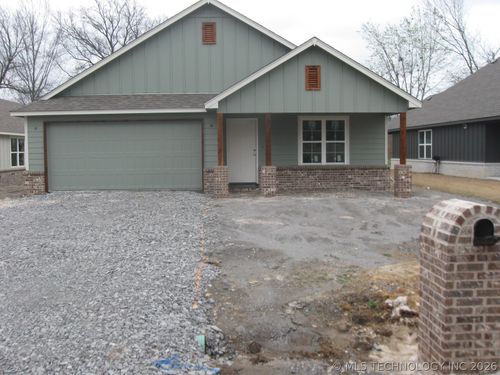 811 S Wood St, Pryor, OK, 74361-6038 | Card Image