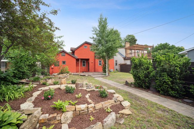 Great spaces in back yard | Image 25