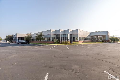 702 Spirit 40 Park Dr, Chesterfield, MO, 63005-1108 | Card Image