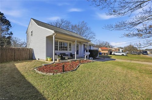 945 Redwood Cir, Virginia Beach, VA, 23464-2135 | Card Image