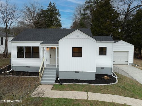 5900 Grove Dr, Knoxville, TN, 37918-3927 | Card Image