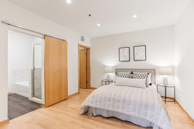 20-web-or-mls-W Lake St 305-S0709-020.jpg | Image 8