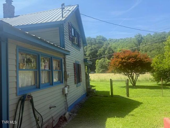 123 Mcmahan Gibbs Rd, House other with 2 bedrooms, 2 bathrooms and null parking in Roan Mountain TN | Image 13
