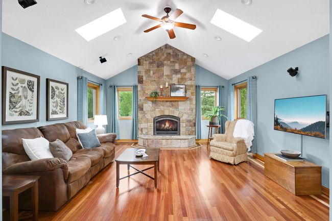 Rest and relax in the spacious living room. | Image 13