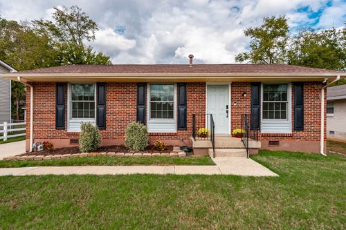 111 Cole Dr, Hendersonville, TN, 37075-3216 | Card Image
