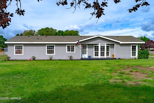 40 Emerald Acres Dr, Selah, WA, 98942-9557 | Card Image