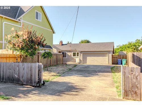 8027 Se Rhone St, Portland, OR, 97206-2364 | Card Image