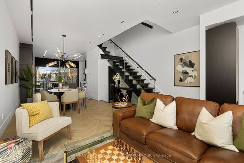 102 Ulster St, Toronto, ON, M5S1G1 | Card Image