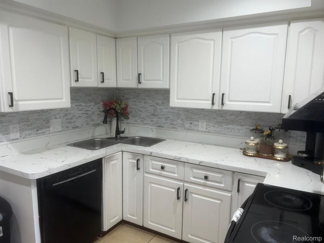 17540 Edward Cir, Condo with 2 bedrooms, 2 bathrooms and null parking in Clinton Twp MI | Image 9