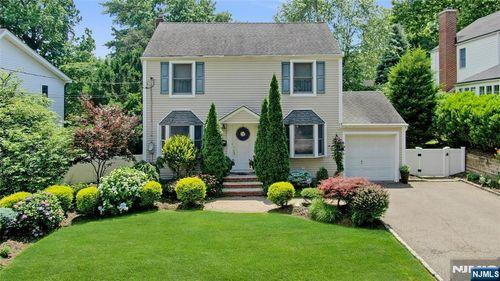 207 Manning Ave, River Edge, NJ, 07661-1327 | Card Image