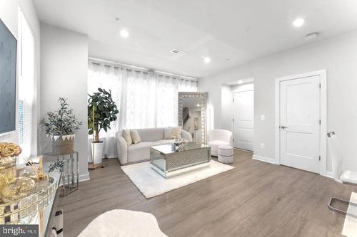 43785 Transit Sq, ASHBURN, VA, 20147-7252 | Card Image