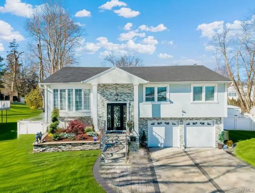 7 Dunhill Rd, Manhasset Hills, NY, 11040-2216 | Card Image