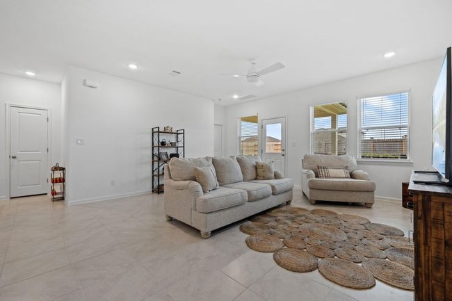 228 Little Spring Ct, House other with 5 bedrooms, 3 bathrooms and 2 parking in Anahuac TX | Image 5