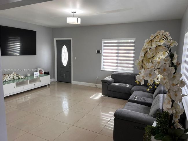 601 Se 9 Th Ave, House other with 5 bedrooms, 3 bathrooms and null parking in Hialeah FL | Image 9