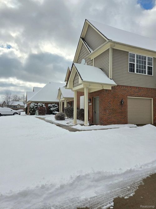 27341 Hidden Oaks Dr, BROWNSTOWN TWP, MI, 48183-3060 | Card Image