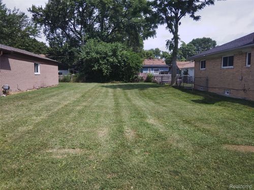 8275 Cadillac Ave, Warren, MI, 48089-2340 | Card Image