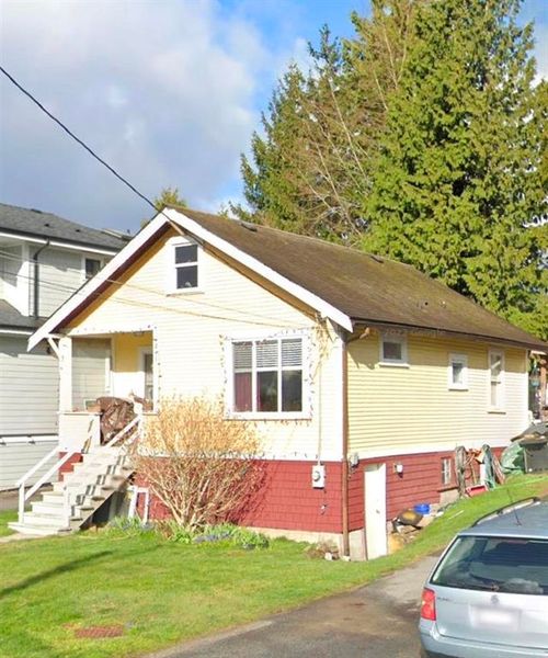 215 Ninth Ave, New Westminster, BC, V3L2A2 | Card Image