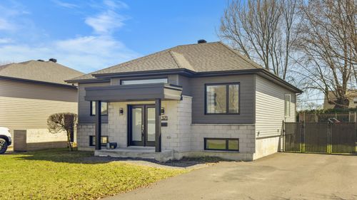 371 16e Av, Saint Jean sur Richelieu, QC, J2X1A1 | Card Image