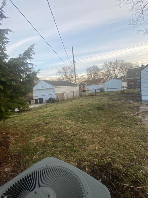 21600 Gaukler St, Saint Clair Shores, MI, 48080-2934 | Card Image