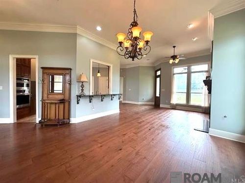 9528 Sawgrass Blvd, Denham Springs, LA, 70726-6484 | Card Image