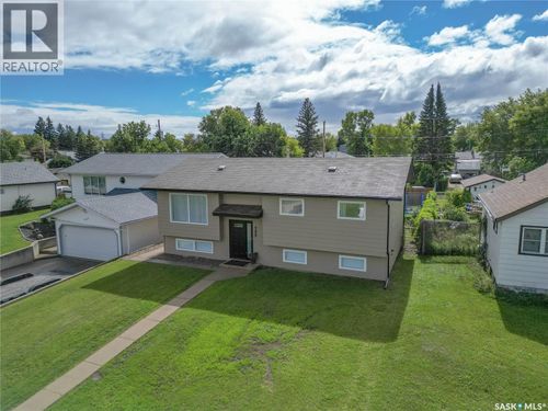 755 3rd St E, Prince Albert, SK, S6V0H7 | Card Image