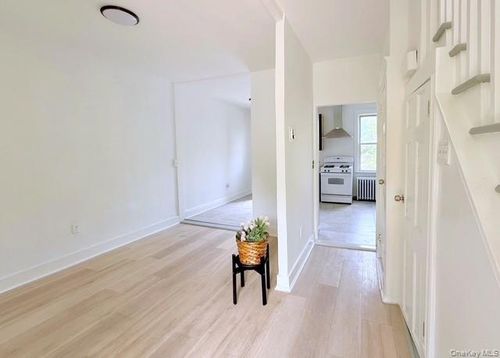 35 7th St, New Rochelle, NY, 10801-5813 | Card Image