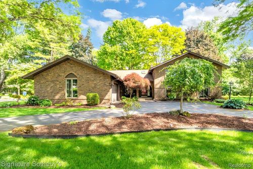 2538 Red Fox Trail Dr, Troy, MI, 48098-4212 | Card Image