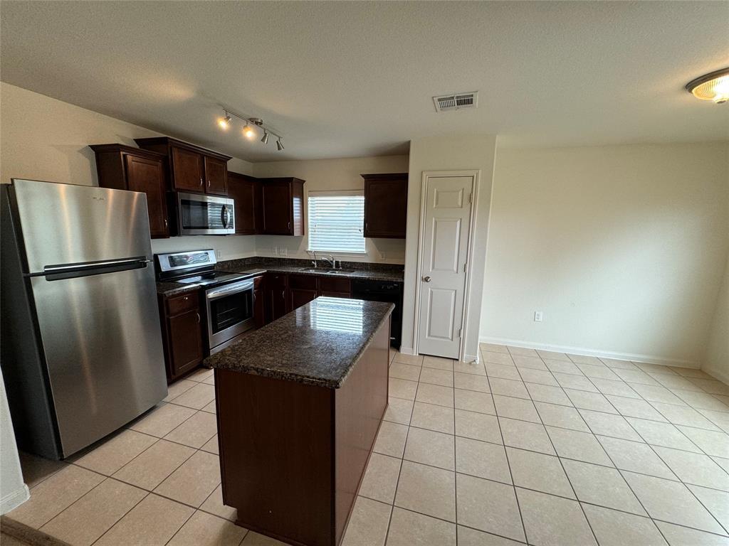 Residential Lease in Manor 4