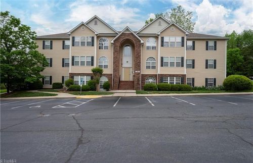 2031 Salem Bluff Dr, Winston-Salem, NC, 27127-4076 | Card Image