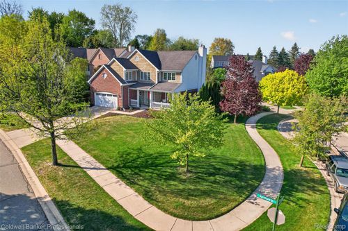 1357 Kentfield Dr, Rochester, MI, 48307-6046 | Card Image