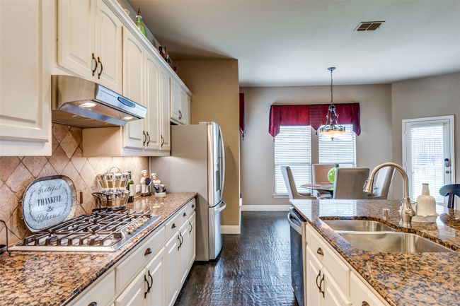 Gas cooktop and so much prep space | Image 18