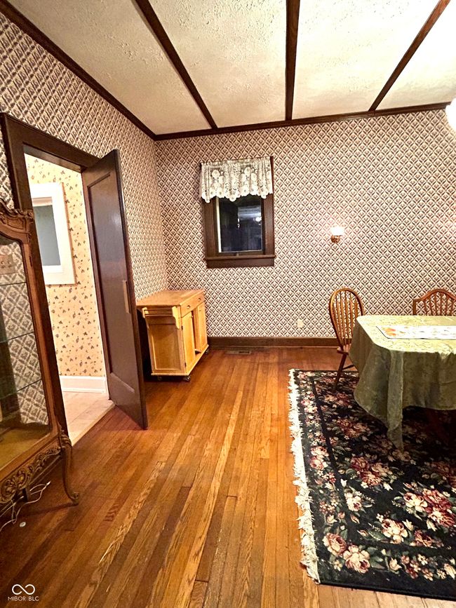 dining space with swinging door access to Butler Pantry | Image 15