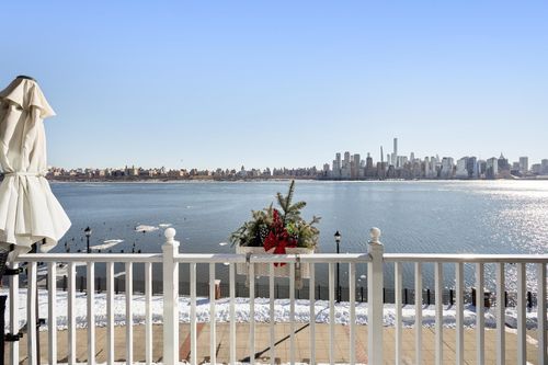 18 Lydia Dr, Guttenberg, NJ, 07093-8301 | Card Image